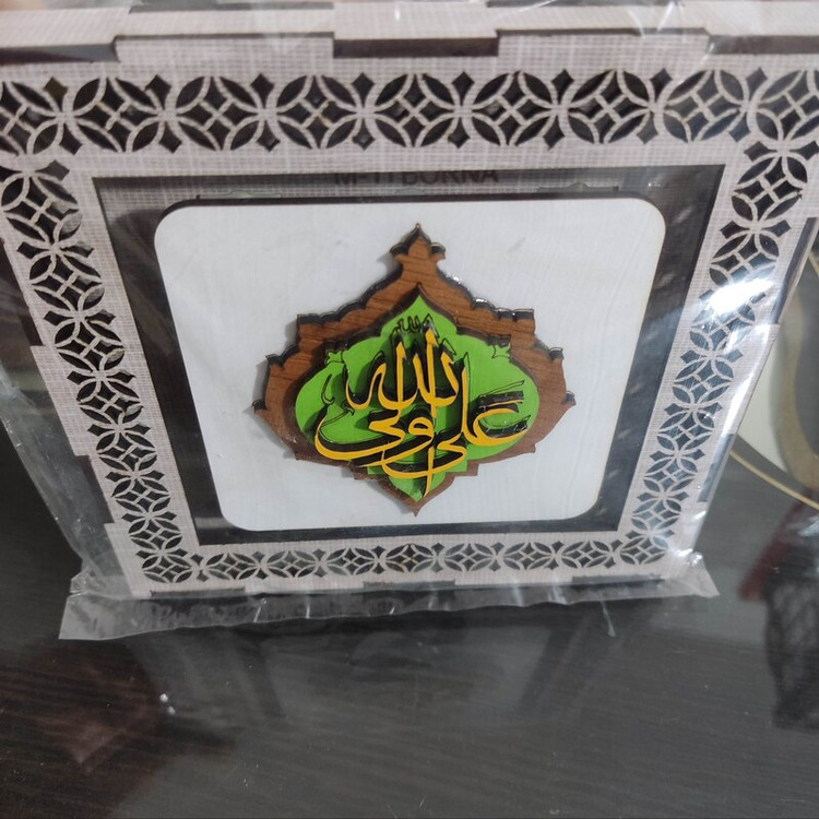 قاب مدل علی ولی الله دارای برجستگی و برشکاری در دورقاب