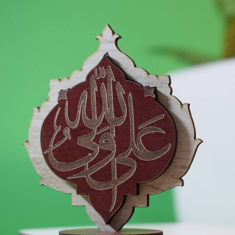 استند رومیزی کوچک زیبا منقش به نام مبارک ( علی ولی الله ) با رنگ بندی متنوع